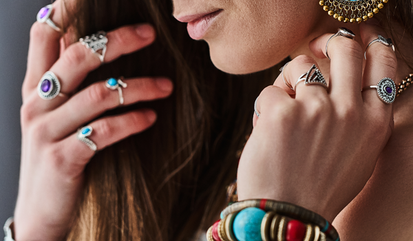 hand met veel sieraden