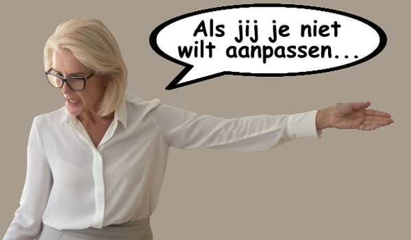 vrouw wijst met rechthand naar deur