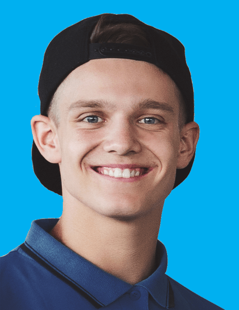 lachende jongen met pet