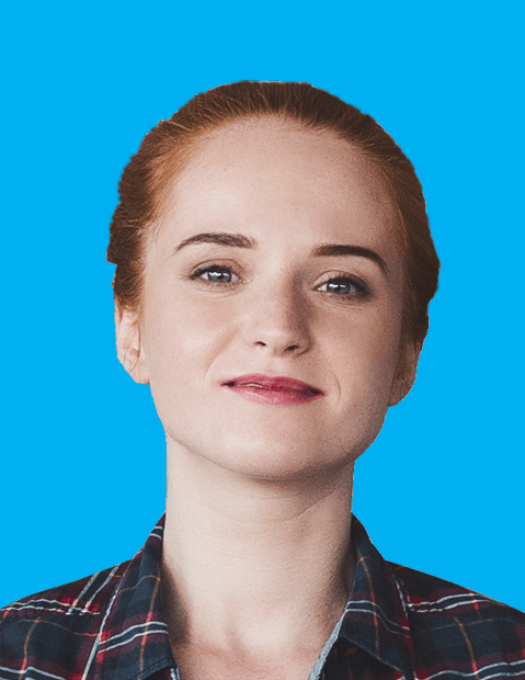 glimlachende jonge vrouw