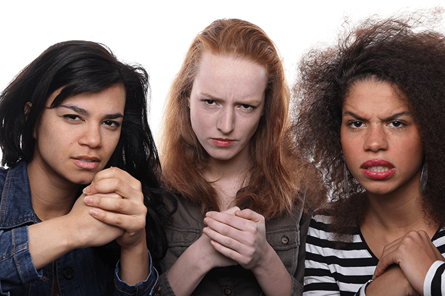 drie vriendinnen die boos kijken