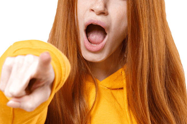 vrouw wijst