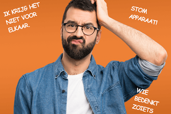 man met hand in het haar