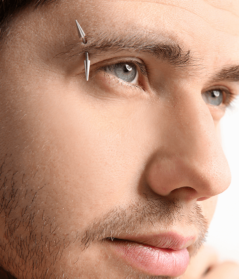 wenkbrauwpiercing