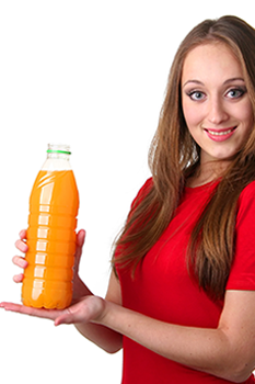 vrouw  met fles sinasappelsap op haar hand