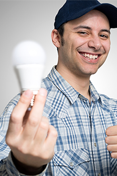man met lamp in hand en duim omhoog
