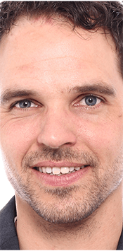 glimlachende man
