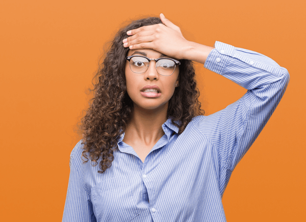 vrouw met hand tegen het hoofd