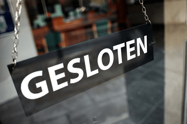 winkelraam met tekst gesloten