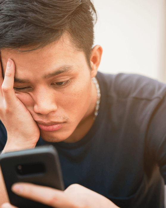 jongen aan het app-en