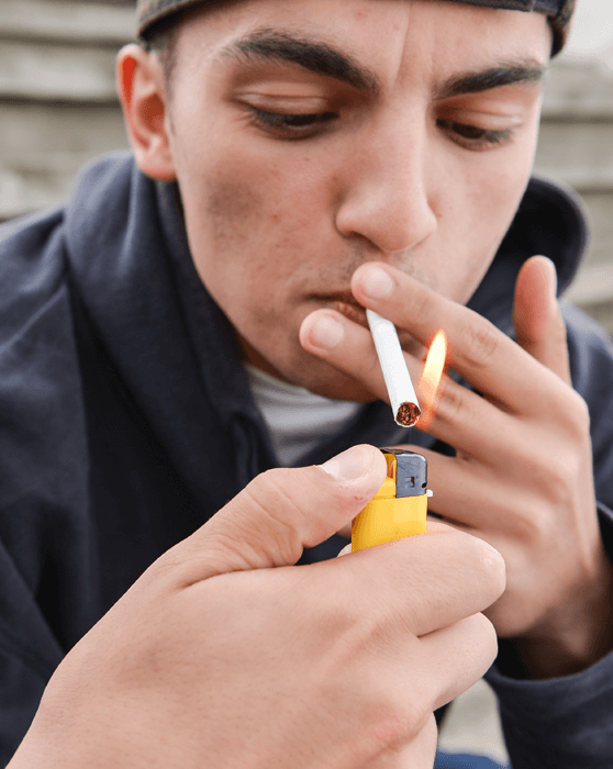 jongen met een sigaret
