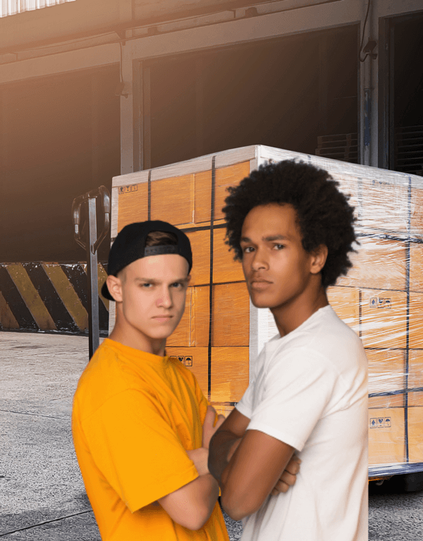 twee jongens die stoer in de camera kijken