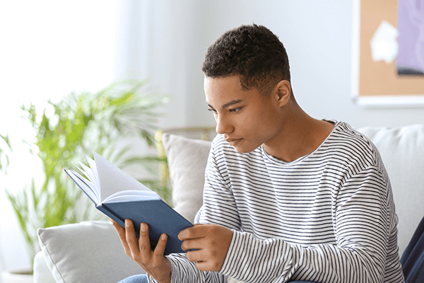 jongen leest een boek
