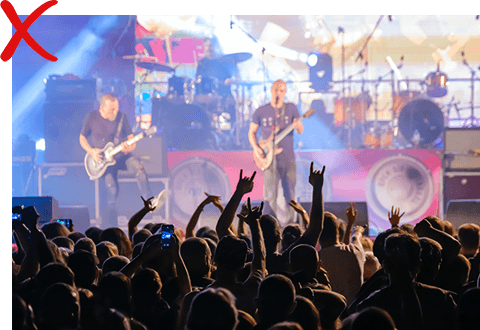 mensen swingen bij ene popconcert