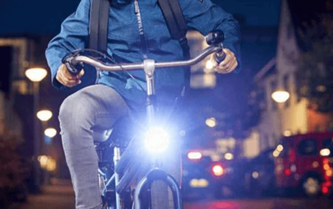 fietser met licht aan