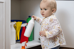 baby met schoonmaakmiddel in hand