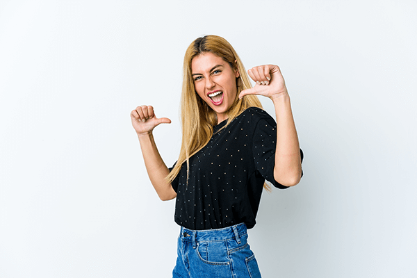 vrouw wijst naar zich zelf