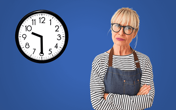 vrouw met handen over elkaar naast een klok