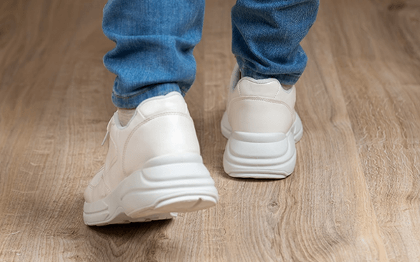 voeten in gymschoenen